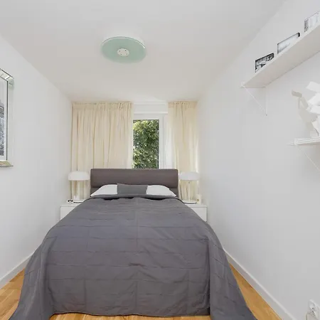 Bright Two-bedroom By Renters *