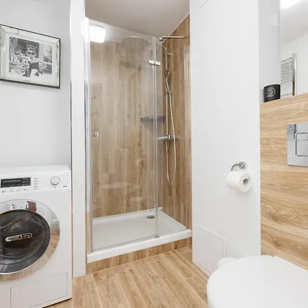 Bright Two-bedroom By Renters