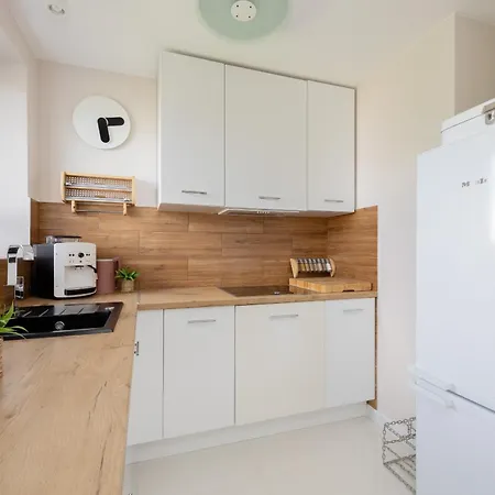 Bright Two-bedroom By Renters *