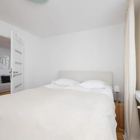 Bright Two-bedroom By Renters Daire *