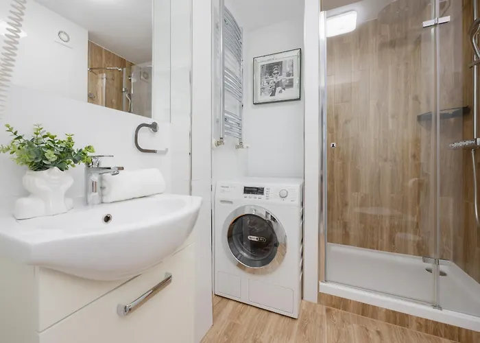 Bright Two-bedroom By Renters Apartment