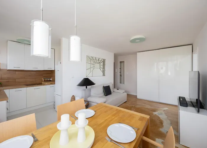 Bright Two-bedroom By Renters Warszawa