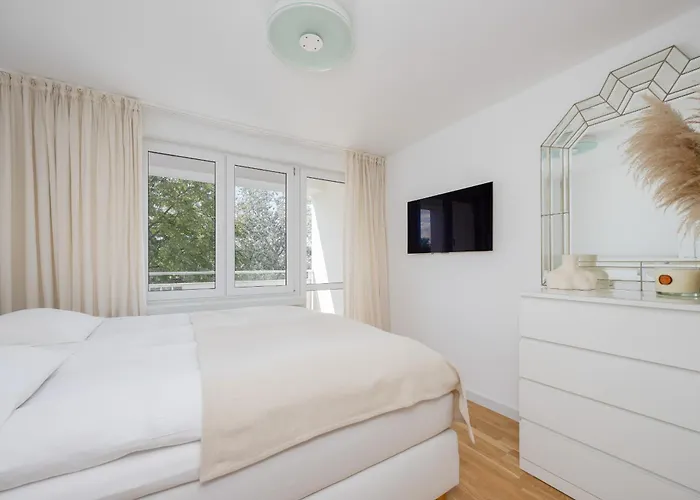 Bright Two-bedroom By Renters Warszawa