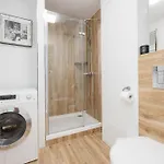 Bright Two-bedroom By Renters