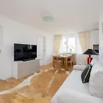 Apartment Bright Two-bedroom By Renters
