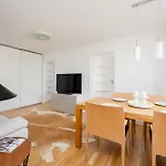 Bright Two-bedroom By Renters * Warschau