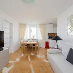 Apartment Bright Two-bedroom By Renters *