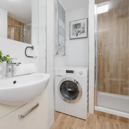 Bright Two-bedroom By Renters شقة