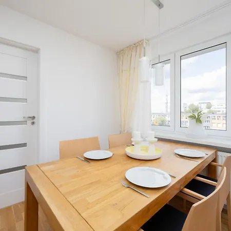 Bright Two-bedroom By Renters شقة وارسو