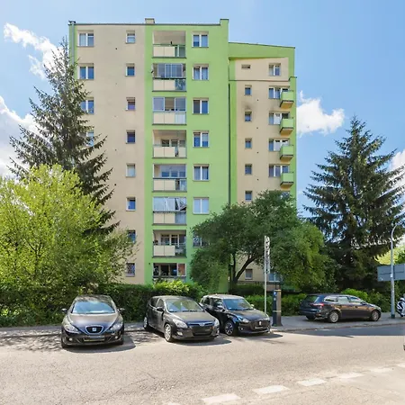 Bright Two-bedroom By Renters شقة وارسو