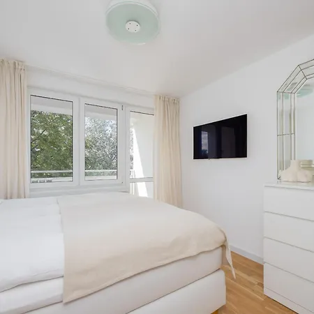 Bright Two-bedroom By Renters وارسو